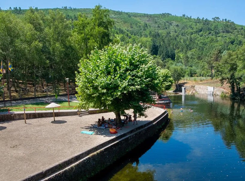Praia fluvial de Vila Cova à Coelheira, Portugal